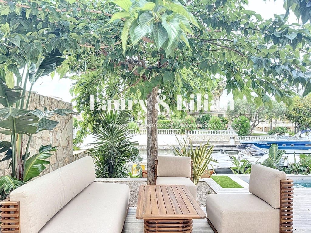 4 soveværelse Villa til salg i Empuriabrava med swimmingpool - € 1.390.000 (Ref: 10003718)