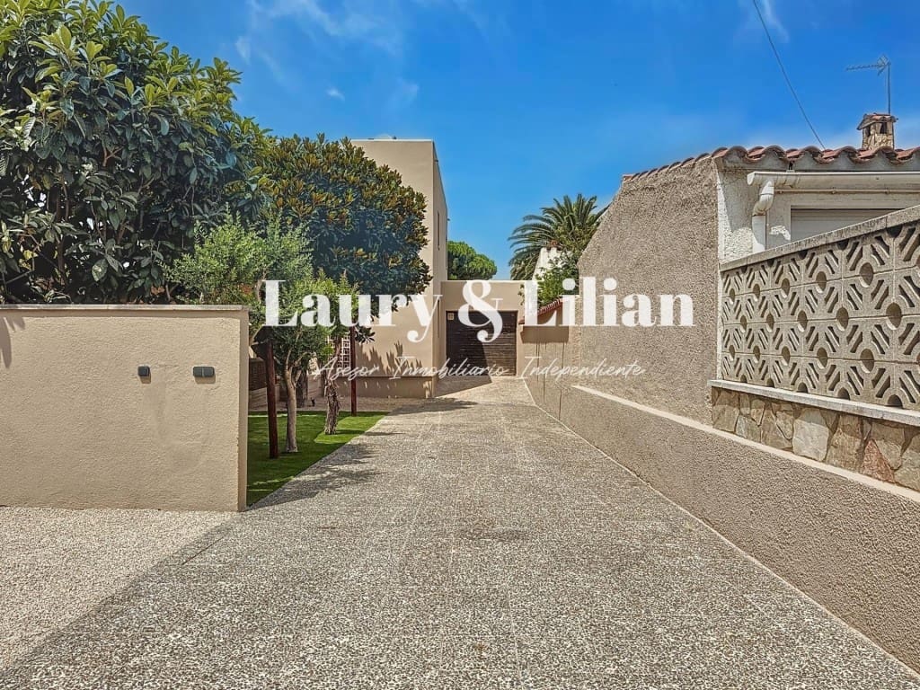 4 soveværelse Villa til salg i Empuriabrava med swimmingpool - € 1.390.000 (Ref: 10003718)