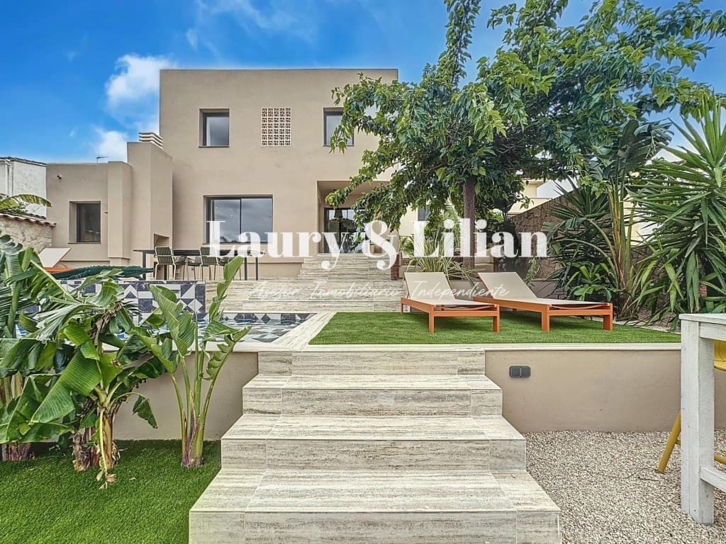4 soveværelse Villa til salg i Empuriabrava med swimmingpool - € 1.390.000 (Ref: 10003718)