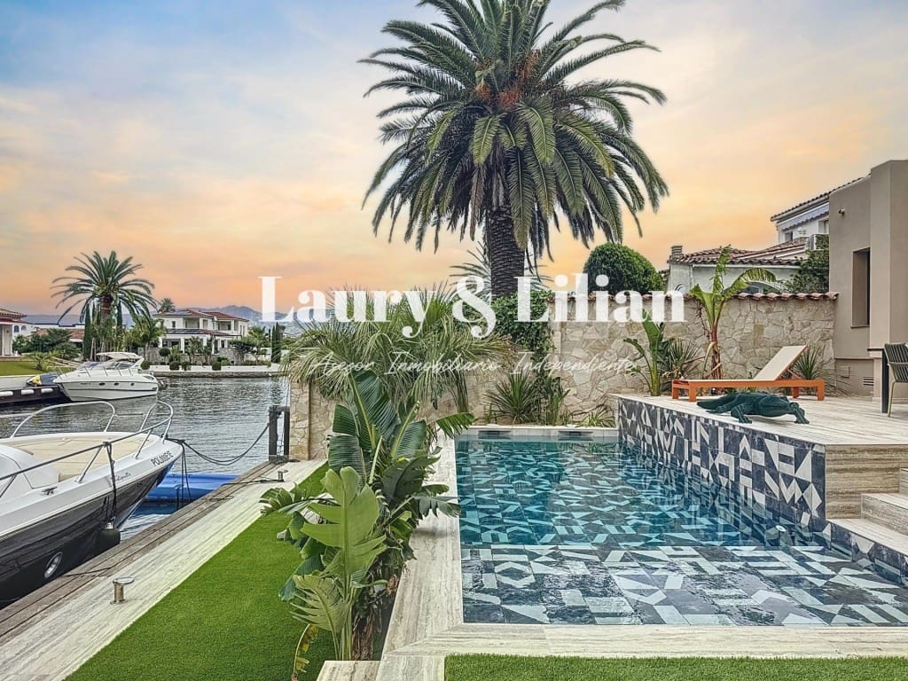 4 soveværelse Villa til salg i Empuriabrava med swimmingpool - € 1.390.000 (Ref: 10003718)