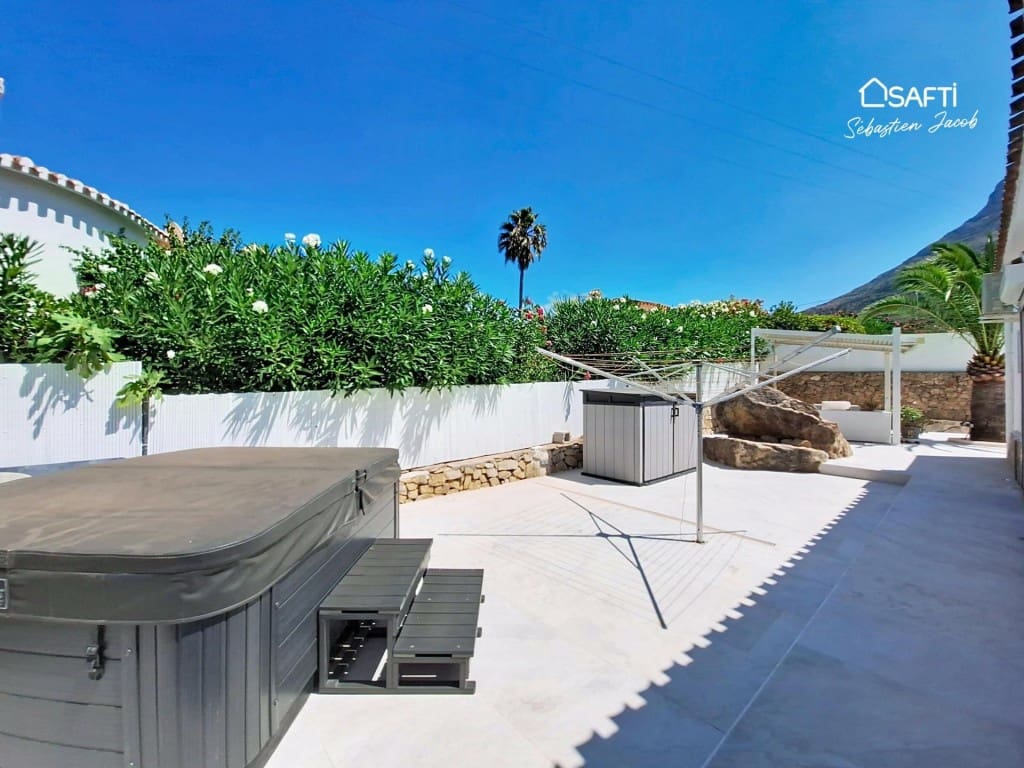 2 soveværelse Villa til salg i Denia med swimmingpool garage - € 679.000 (Ref: 10005308)