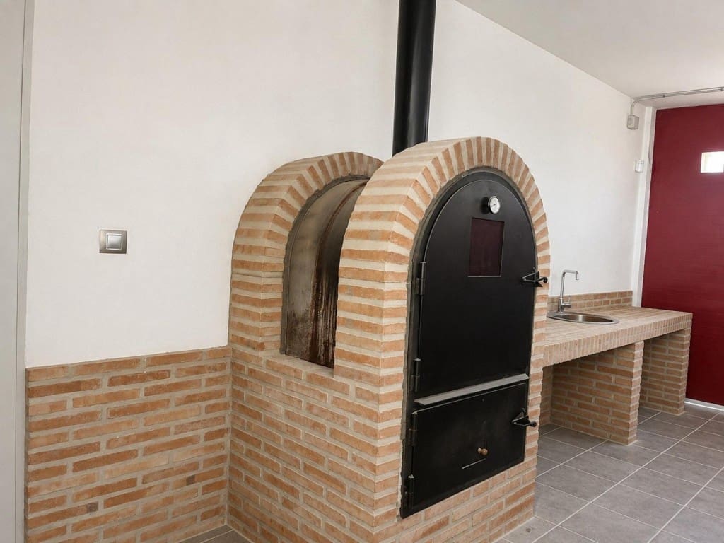 4 bedroom Villa for sale in Almansa with pool - € 495,000 (Ref: 10008825)
