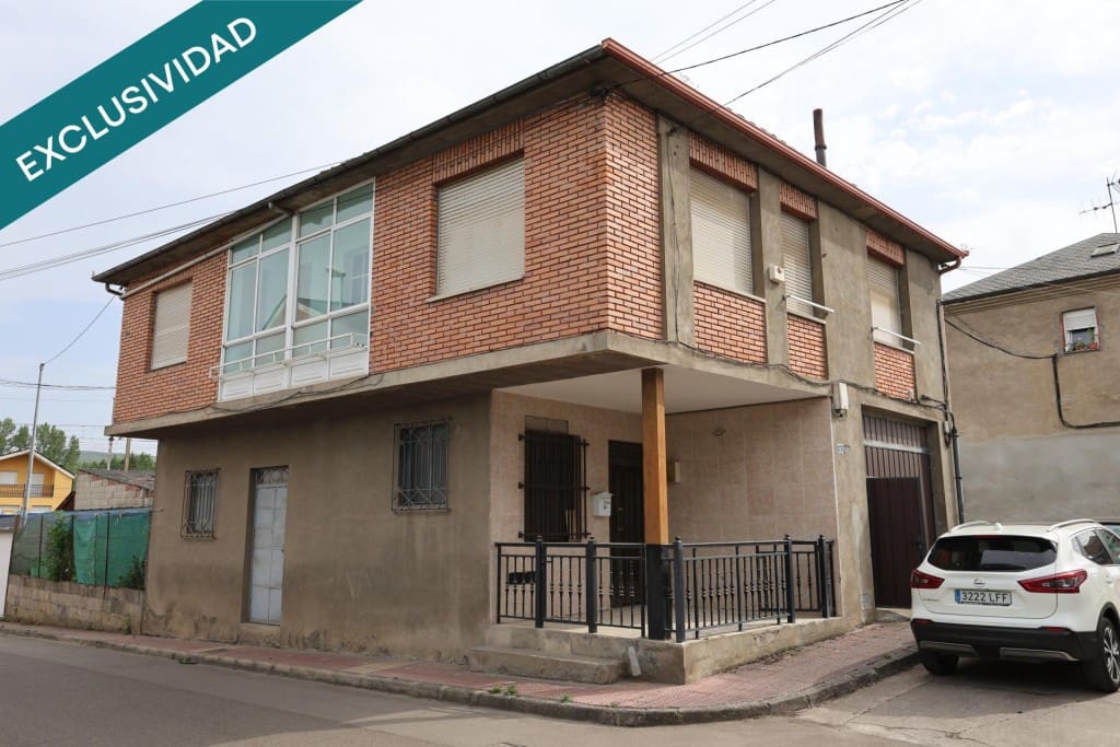 2 bedroom Villa for sale in Toral de los Vados with garage - € 110,000 (Ref: 10013060)