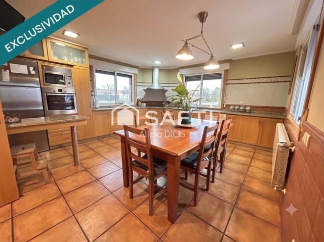 4 bedroom Villa for sale in Poio with garage - € 375,000 (Ref: 10020411)