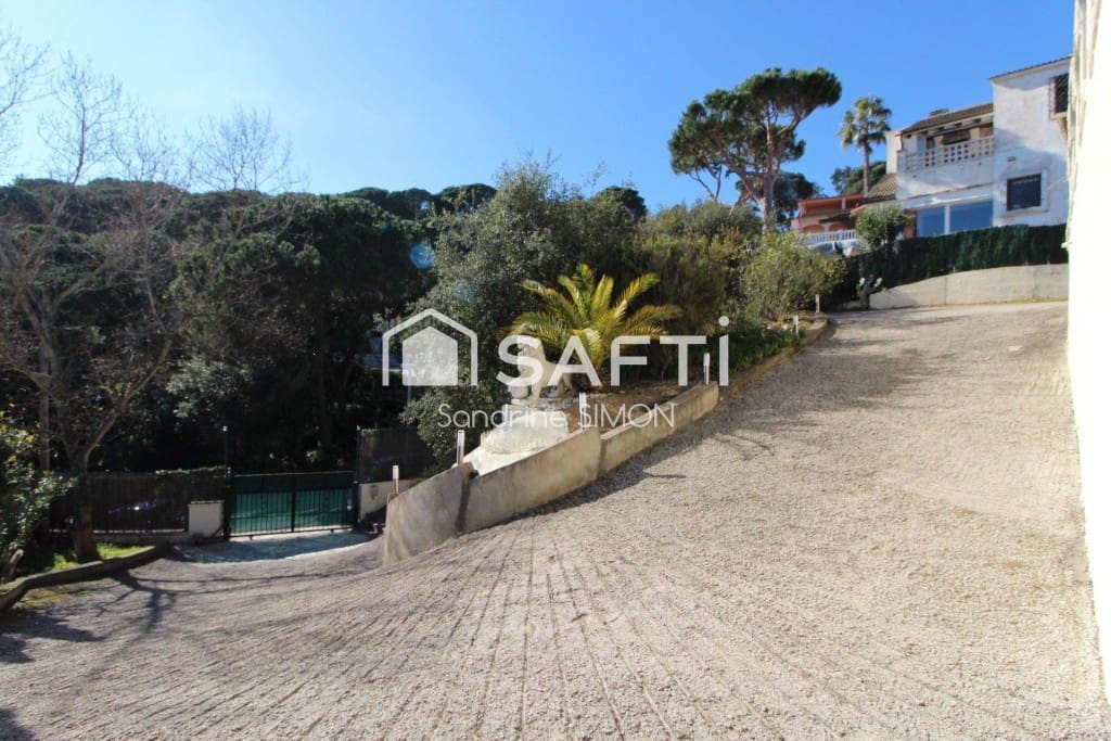 5 makuuhuone Huvila myytävänä paikassa Lloret de Mar mukana uima-altaan 
autotalli - 449 000 € (Ref: 10022190)