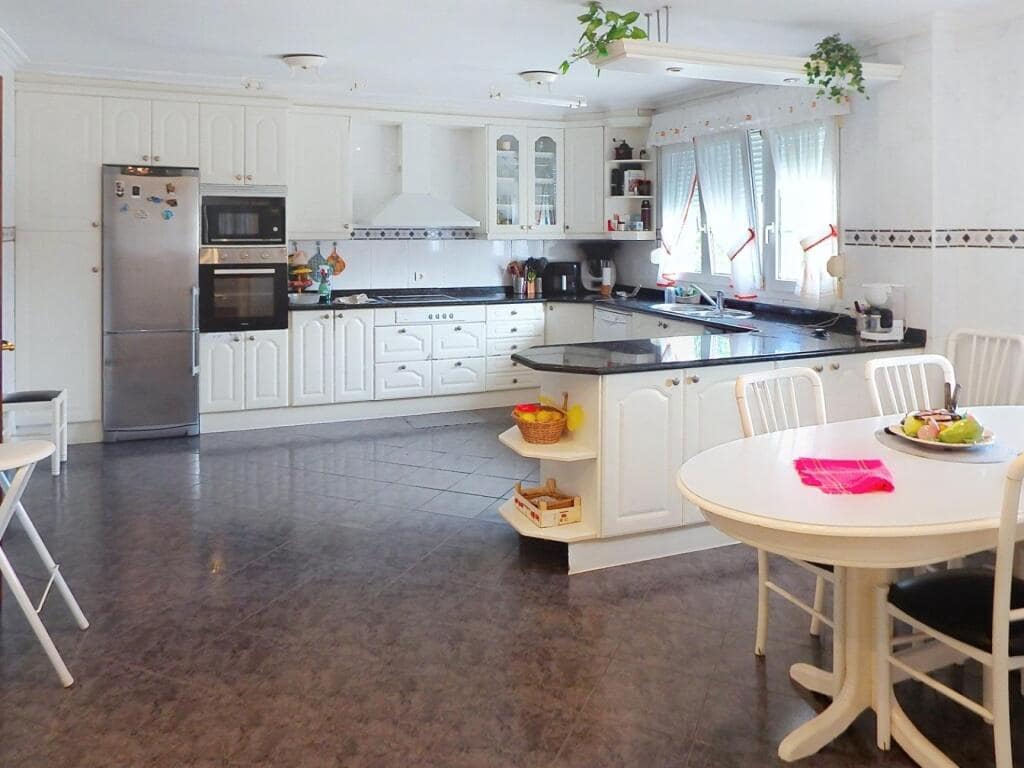 5 bedroom Villa for sale in Santander with pool garage - € 1,050,000 (Ref: 10027000)