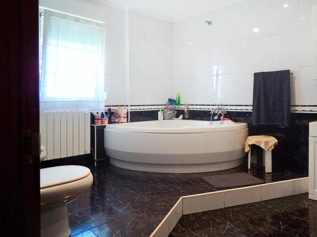 5 bedroom Villa for sale in Santander with pool garage - € 1,050,000 (Ref: 10027000)
