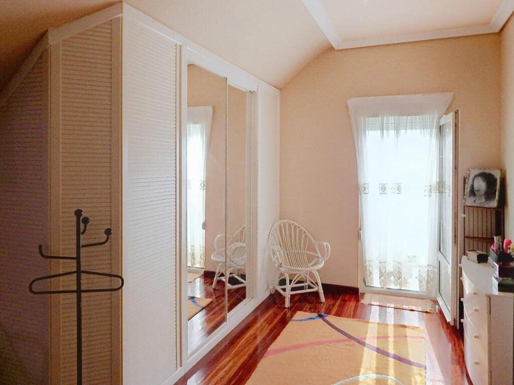 5 bedroom Villa for sale in Santander with pool garage - € 1,050,000 (Ref: 10027000)