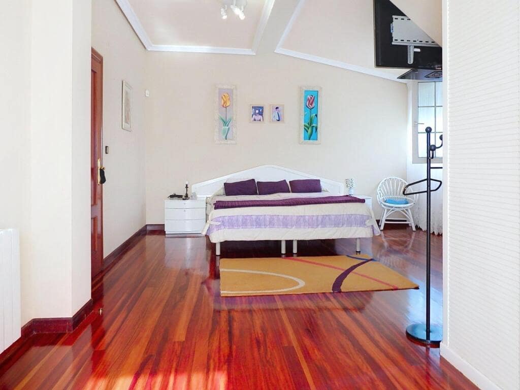 5 bedroom Villa for sale in Santander with pool garage - € 1,050,000 (Ref: 10027000)