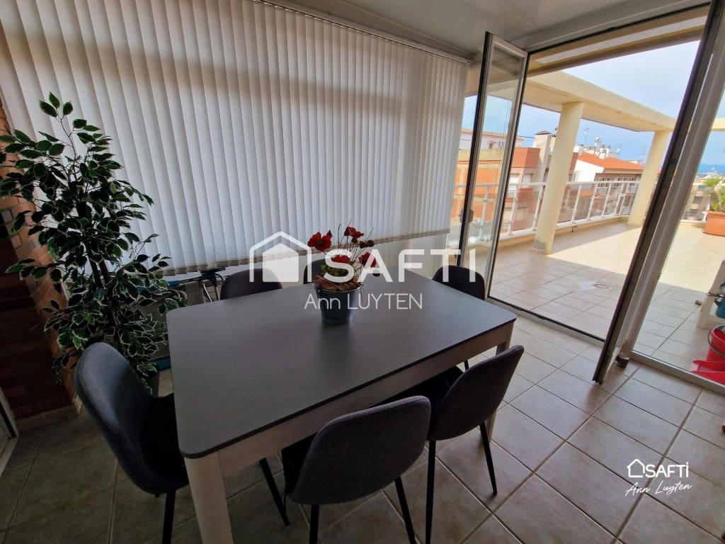 3 bedroom Penthouse for sale in Roses with garage - € 399,000 (Ref: 10027001)
