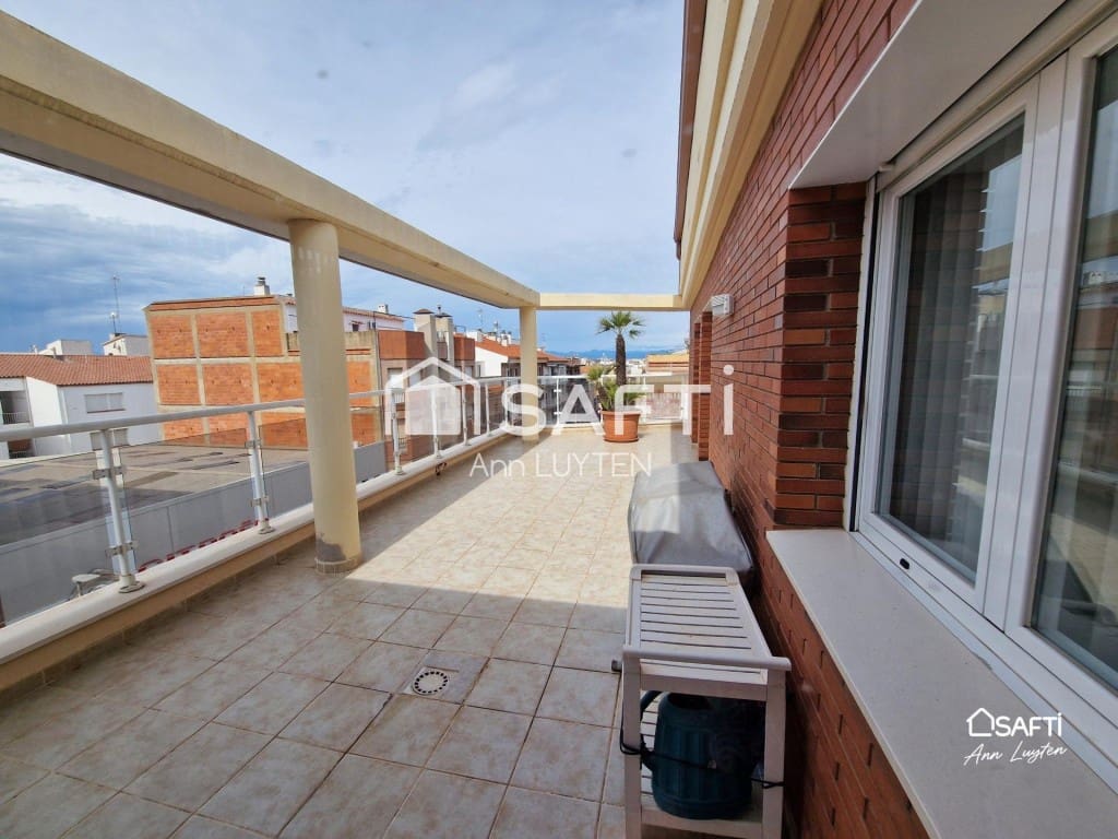 3 bedroom Penthouse for sale in Roses with garage - € 399,000 (Ref: 10027001)
