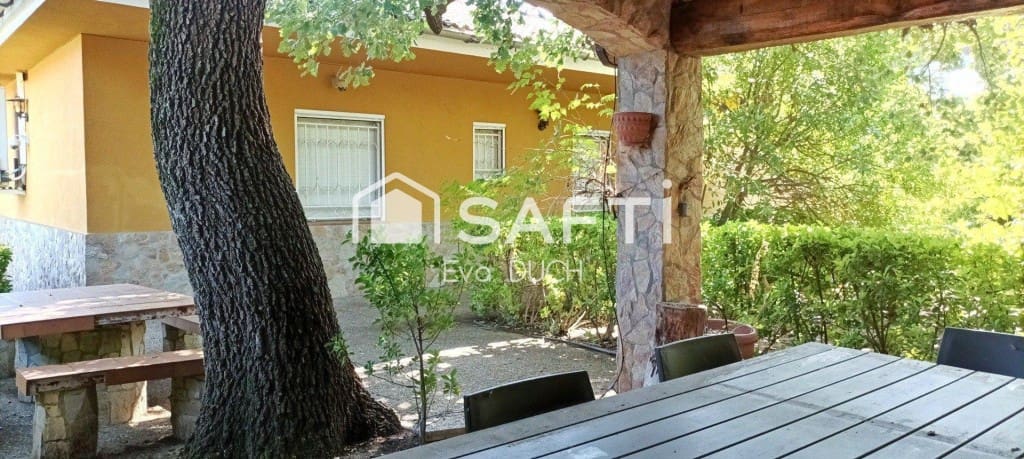 4 bedroom Villa for sale in Sils with pool garage - € 315,000 (Ref: 10035090)
