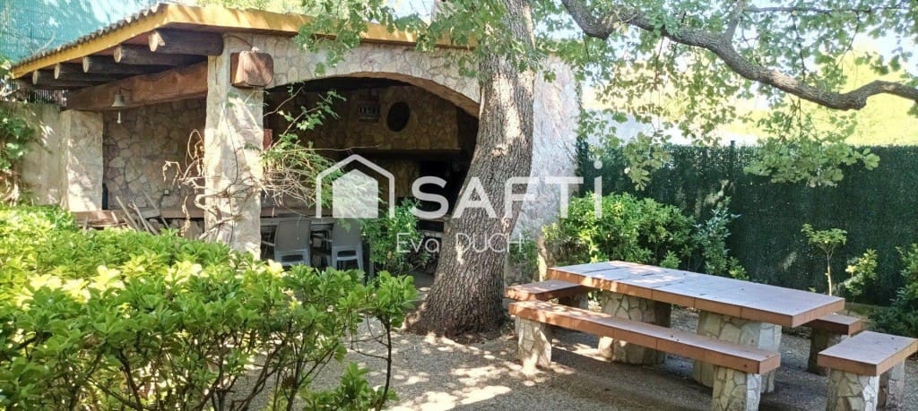 4 bedroom Villa for sale in Sils with pool garage - € 315,000 (Ref: 10035090)