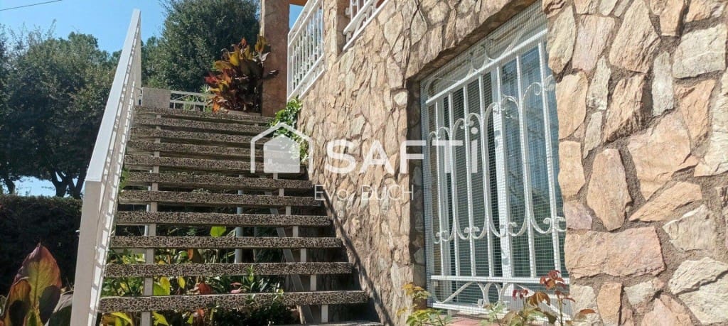 4 bedroom Villa for sale in Sils with pool garage - € 315,000 (Ref: 10035090)