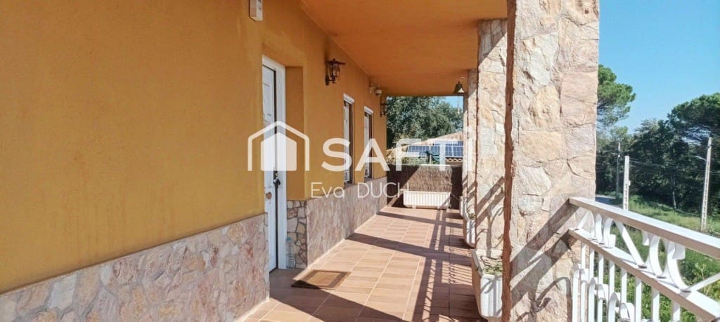 4 bedroom Villa for sale in Sils with pool garage - € 315,000 (Ref: 10035090)