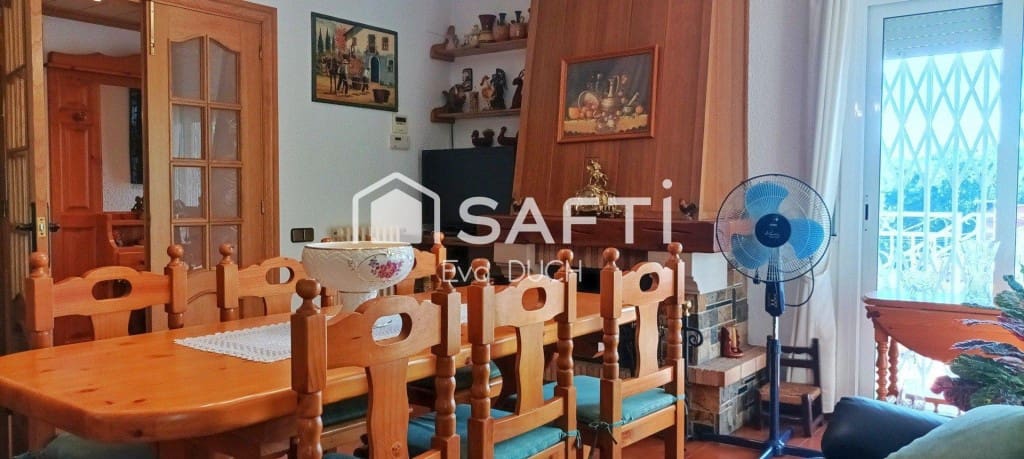 4 bedroom Villa for sale in Sils with pool garage - € 315,000 (Ref: 10035090)