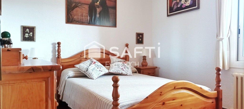 4 bedroom Villa for sale in Sils with pool garage - € 315,000 (Ref: 10035090)