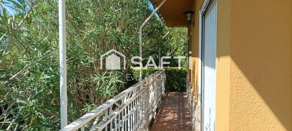 4 bedroom Villa for sale in Sils with pool garage - € 315,000 (Ref: 10035090)
