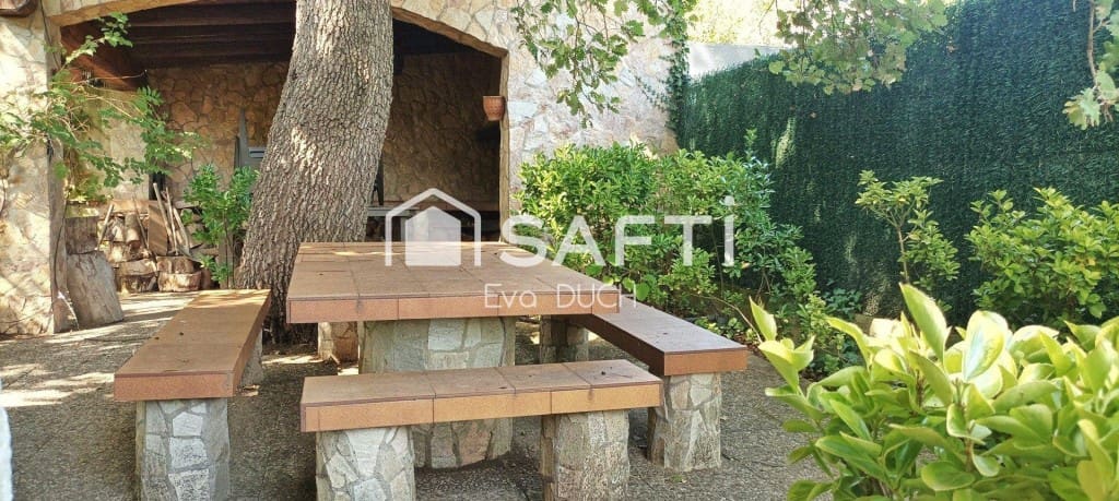 4 bedroom Villa for sale in Sils with pool garage - € 315,000 (Ref: 10035090)