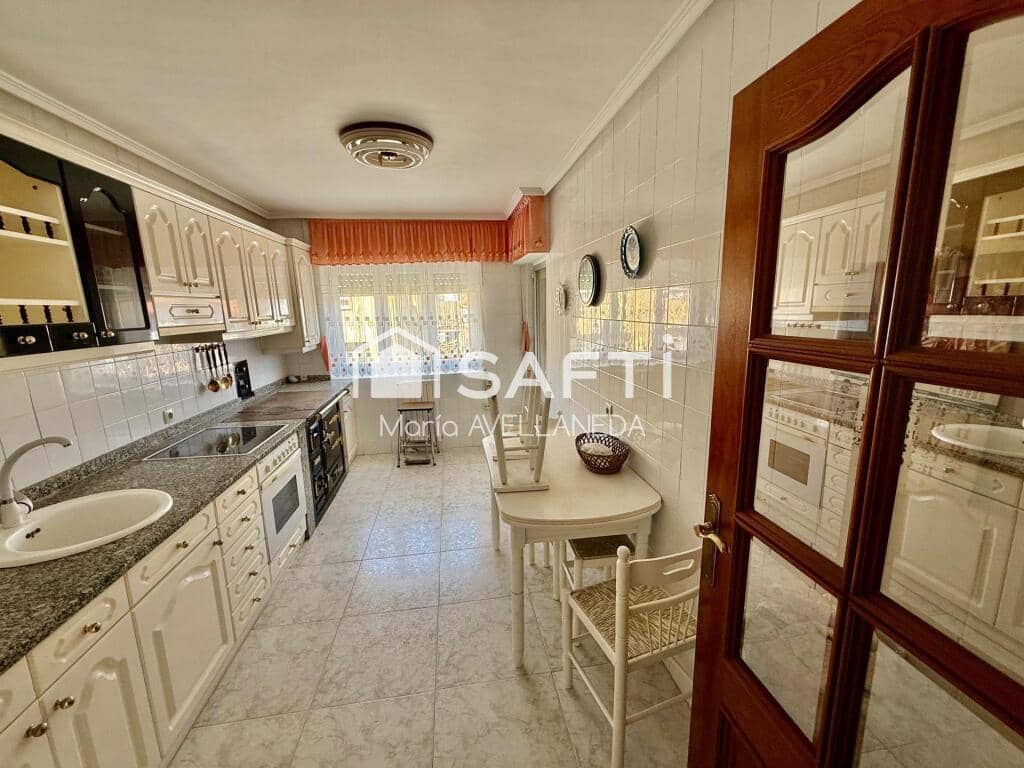 Chalet de 4 habitaciones en San Andrés del Rabanedo en venta con garaje - 210.000 € (Ref: 10035096)
