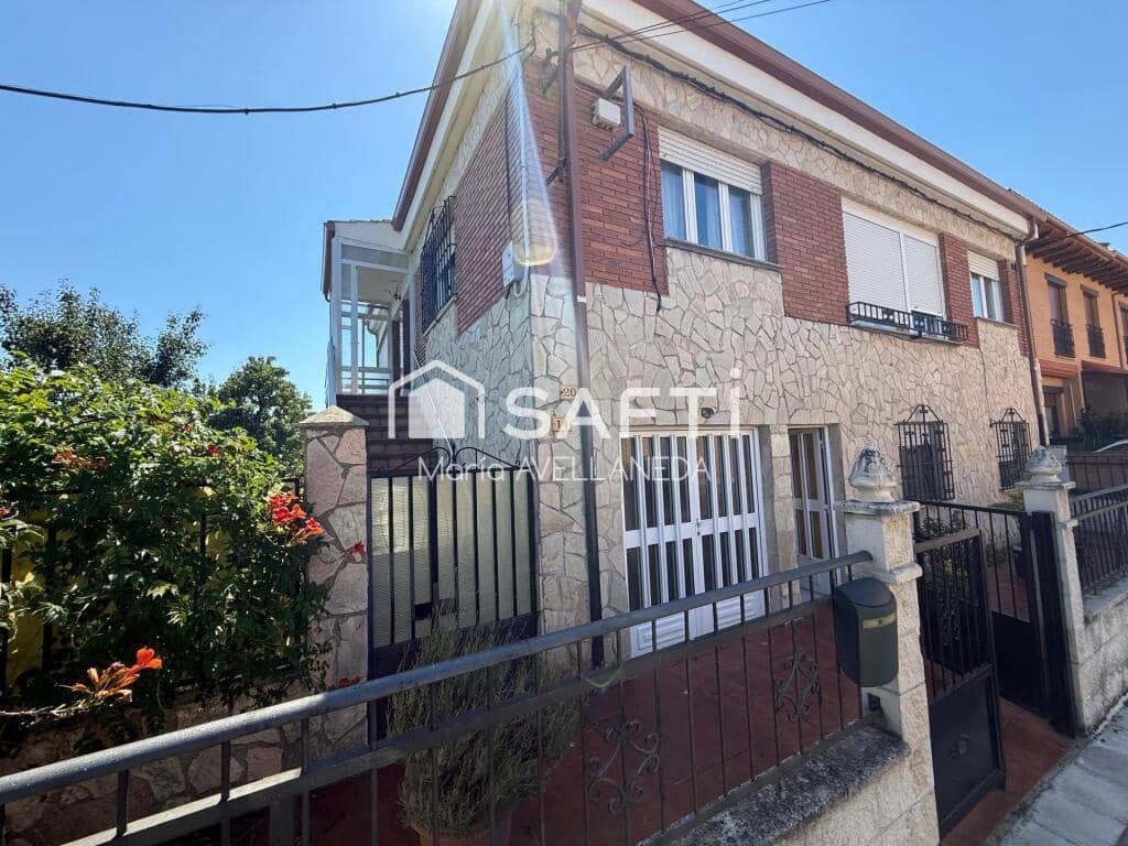 Chalet de 4 habitaciones en San Andrés del Rabanedo en venta con garaje - 210.000 € (Ref: 10035096)