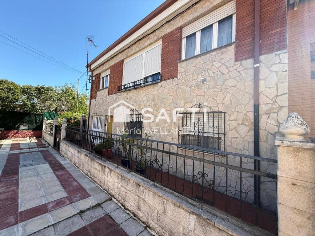 Chalet de 4 habitaciones en San Andrés del Rabanedo en venta con garaje - 210.000 € (Ref: 10035096)
