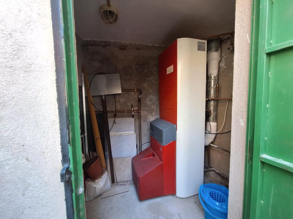 8 bedroom Villa for sale in Oria with garage - € 499,000 (Ref: 10044737)