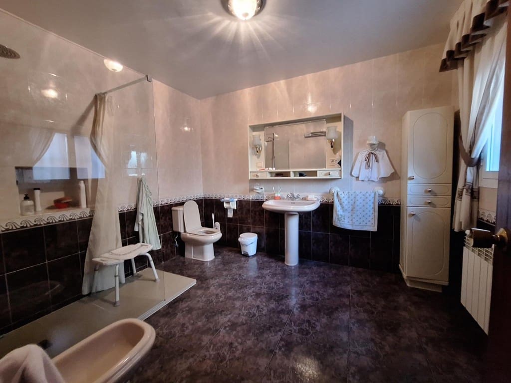 8 bedroom Villa for sale in Oria with garage - € 499,000 (Ref: 10044737)
