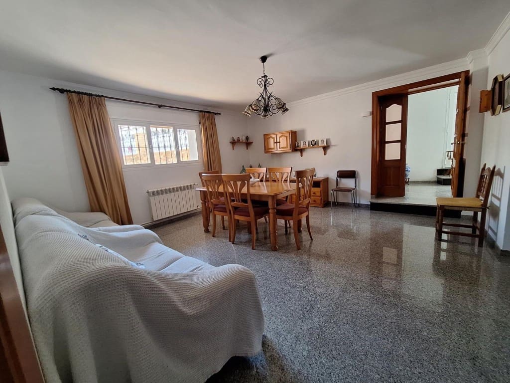 8 bedroom Villa for sale in Oria with garage - € 499,000 (Ref: 10044737)