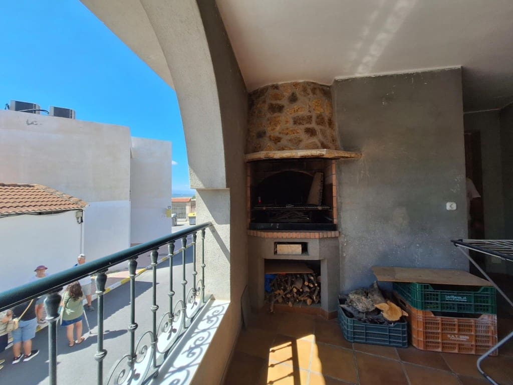 8 bedroom Villa for sale in Oria with garage - € 499,000 (Ref: 10044737)