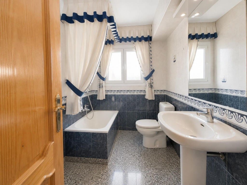 8 bedroom Villa for sale in Oria with garage - € 499,000 (Ref: 10044737)