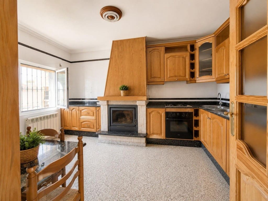 8 bedroom Villa for sale in Oria with garage - € 499,000 (Ref: 10044737)