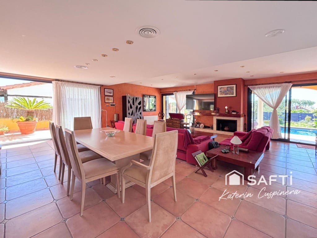 5 bedroom Villa for sale in Calafell with pool garage - € 790,000 (Ref: 10048942)