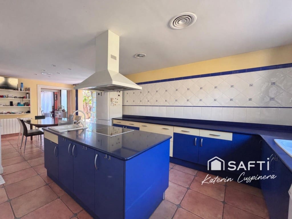 5 bedroom Villa for sale in Calafell with pool garage - € 790,000 (Ref: 10048942)