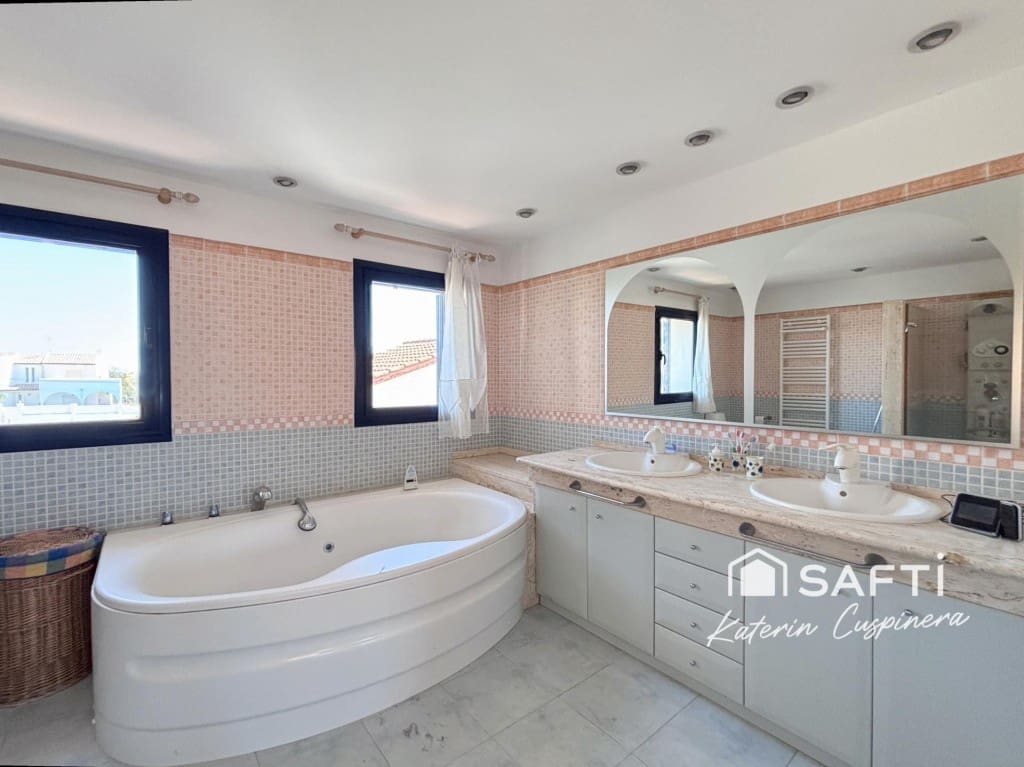 5 bedroom Villa for sale in Calafell with pool garage - € 790,000 (Ref: 10048942)