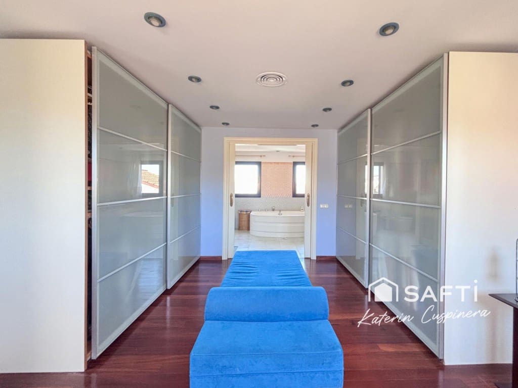 5 bedroom Villa for sale in Calafell with pool garage - € 790,000 (Ref: 10048942)