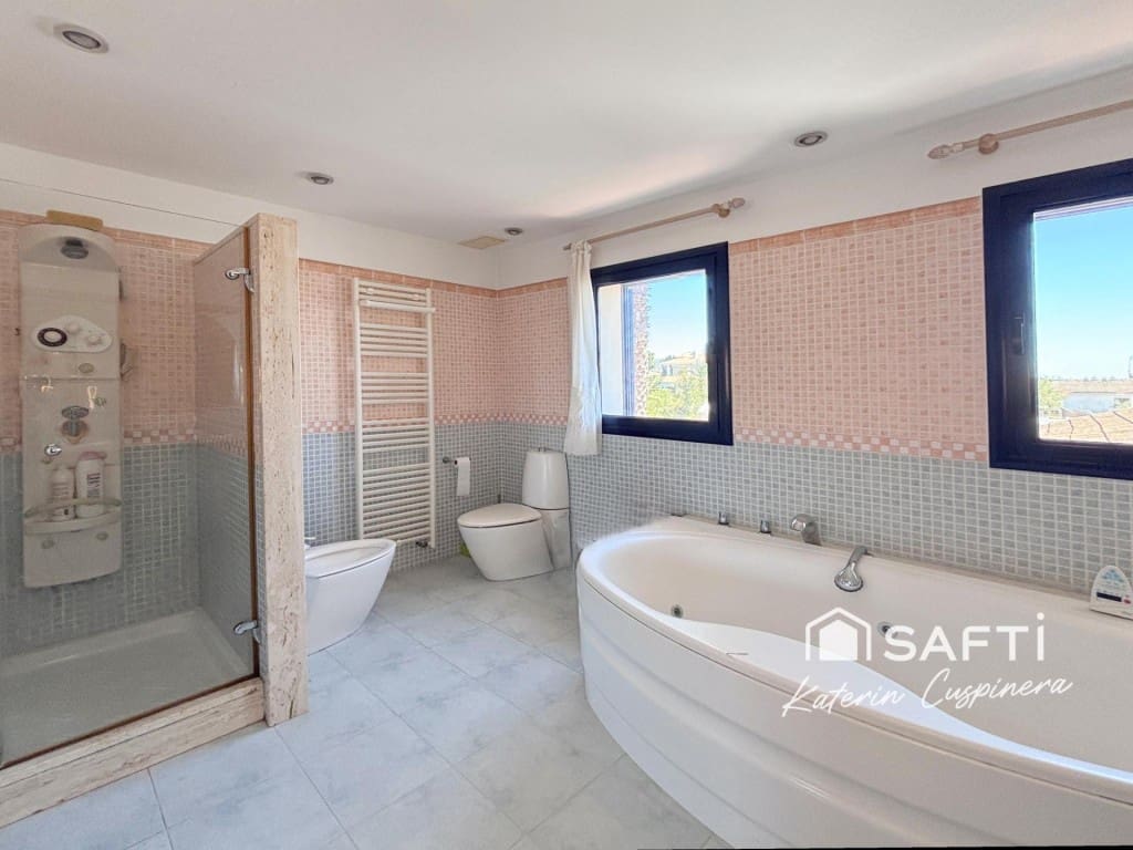 5 bedroom Villa for sale in Calafell with pool garage - € 790,000 (Ref: 10048942)