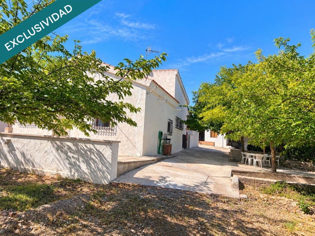 3 soveværelse Finca/Landehus til salg i Almansa med swimmingpool - € 295.000 (Ref: 10054911)