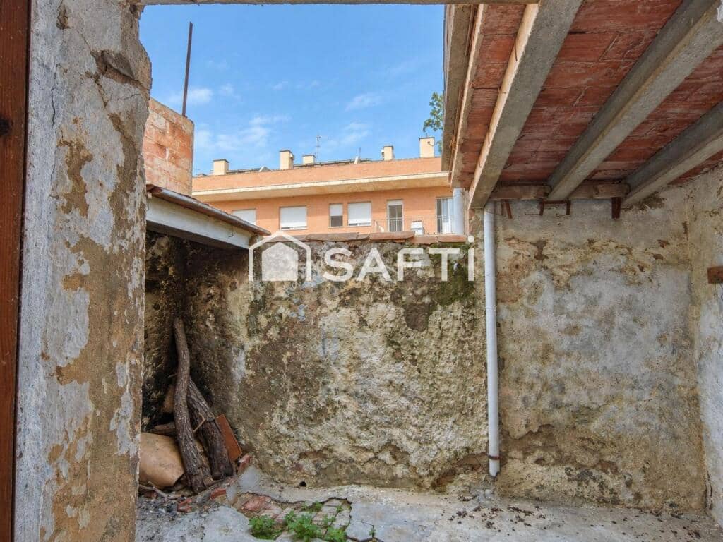 7 bedroom Villa for sale in El Pla del Penedes with garage - € 246,450 (Ref: 10054913)