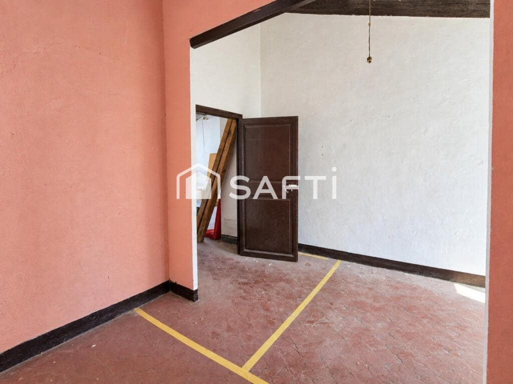 7 bedroom Villa for sale in El Pla del Penedes with garage - € 246,450 (Ref: 10054913)