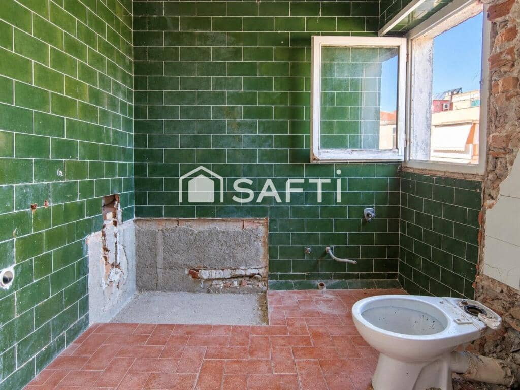 7 bedroom Villa for sale in El Pla del Penedes with garage - € 246,450 (Ref: 10054913)
