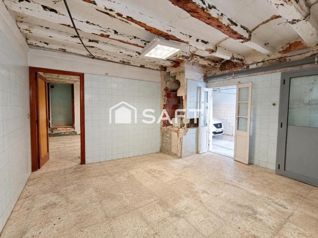 7 bedroom Villa for sale in El Pla del Penedes with garage - € 246,450 (Ref: 10054913)