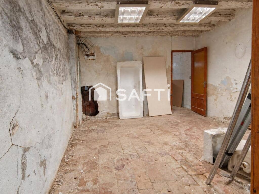 7 bedroom Villa for sale in El Pla del Penedes with garage - € 246,450 (Ref: 10054913)