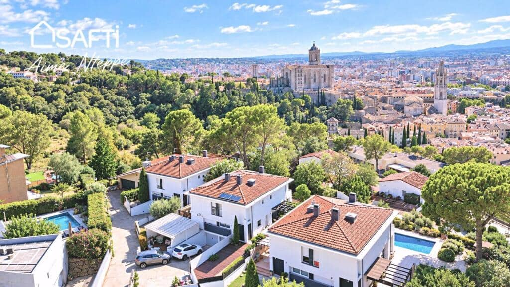 5 bedroom Villa for sale in Girona city with pool garage - € 750,000 (Ref: 10067689)