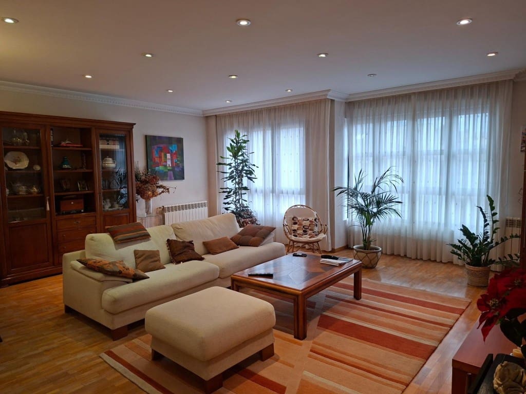 5 bedroom Flat for sale in Ponferrada - € 330,000 (Ref: 10075490)
