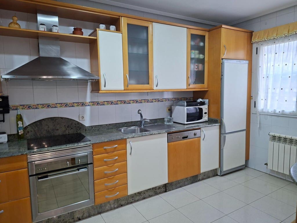 5 bedroom Flat for sale in Ponferrada - € 330,000 (Ref: 10075490)