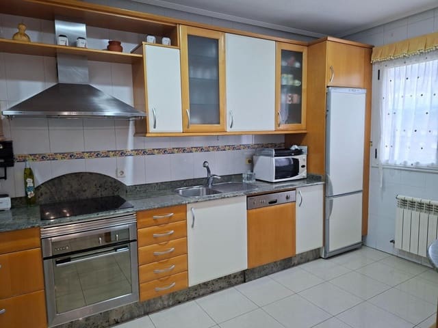 5 bedroom Flat for sale in Ponferrada - € 330,000 (Ref: 10075490)
