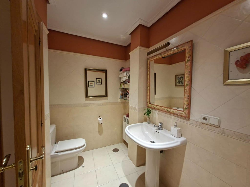 5 bedroom Flat for sale in Ponferrada - € 330,000 (Ref: 10075490)