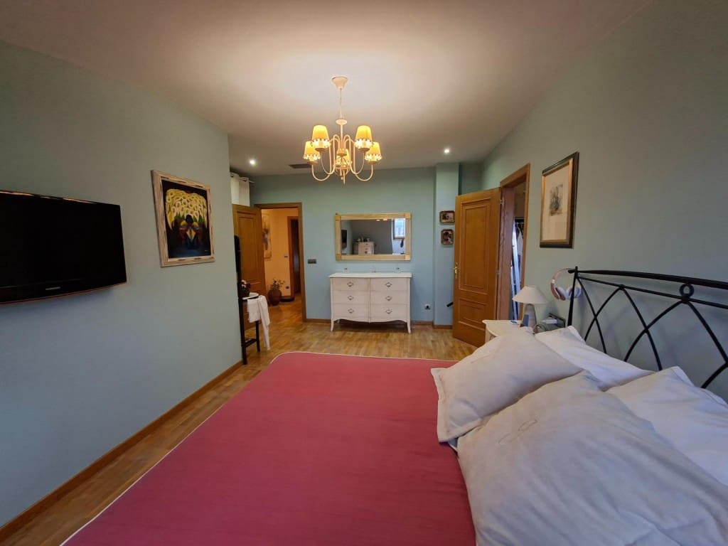5 bedroom Flat for sale in Ponferrada - € 330,000 (Ref: 10075490)
