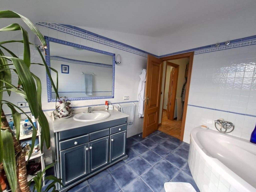 5 bedroom Flat for sale in Ponferrada - € 330,000 (Ref: 10075490)